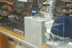 zamontowana osłona z plexi bezbarwnej o gr. 5mm.
