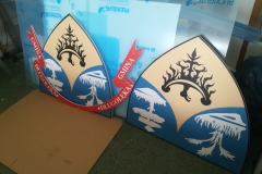 wyfrzowane logo z PCV o gr. 10mm. + nadruk UV