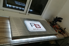 kaseton dibond z efektem halo ,logo wypukłe z plexi + wydruk