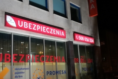kasetony w ramie al. malowane proszkowo ,lico poliwęglan komorowy z wydrukiem
