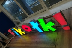 litery podświetlane ,lico plexi ,bok alurapid,montaż na stelażu