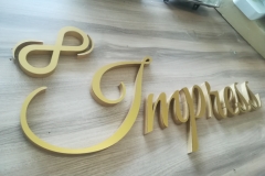 logo ze styroduru z licem z plexi oklejony folią