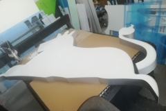 logo z plexi mlecznej ,boki taśma alurapid