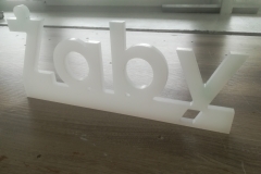 napis wyfrezowany z plexi mlecznej o gr. 10mm.