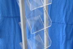 stojak aluminiowy z półkami z plexi